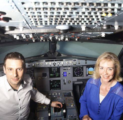 Marion Klimmer mit Pilot Mirko Miesen im Flugsimulator